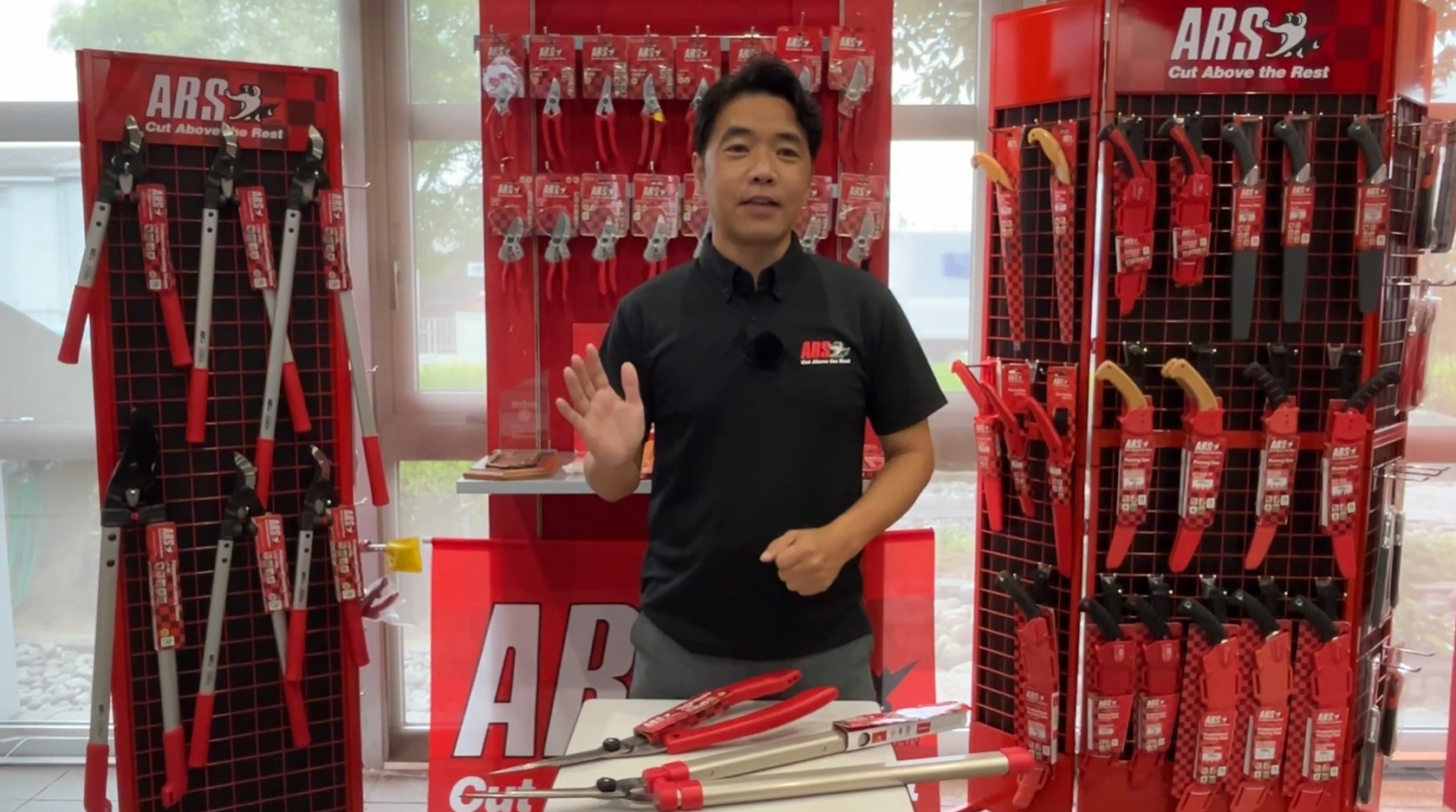 Akihiro explaining Hedge Shears